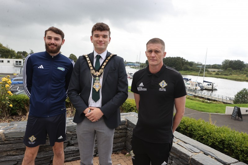 Mayor of Causeway Coast and Glens, Councillor Ciarán McQuillan hosted a reception to celebrate the success of local football players in the Irish Street League and Homeless World Cup. Pictured alongside the Mayor are players from former World Cup Championships, Aaron Connor (Cardiff 2019) and Jonny Holland (Sacramento 2023).