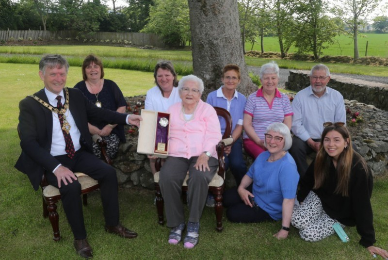 Kathleen Thompson from Castlerock, a former Aircraftwoman First Class in the Women’s Auxiliary Airforce, is joined by some of her family as she receives a silver Poppy of Remembrance from the Mayor of Causeway Coast and Glens Borough Council Alderman Mark Fielding and Mayoress Mrs Phyliss Fielding.