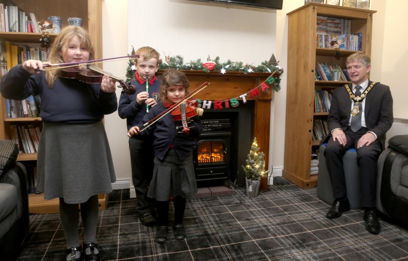 Landhead Primary School pupils Farrah McMullan, Rebecca Andrews and Kasey Donnell entertain the Mayor of Causeway Coast and Glens Borough Council Alderman Mark Fielding during his visit to the Ullans Centre in Ballymoney to mark Ulster Scots Week.