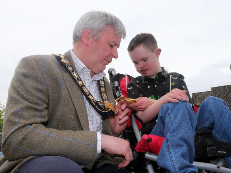 Ross McCloy from Bravehearts NI takes a moment to examine the Mayor’s chain of office.