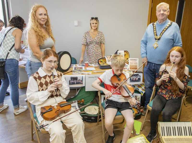 Mayor of Causeway Coast and Glens, Councillor Steven Callaghan with members of Jimmy O'Hara Comhaltas Ceoltóirí Éireann