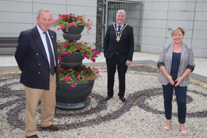 Mayor of Causeway Coast and Glens Borough Council welcomes Veterans' Commissioner to Cloonavin