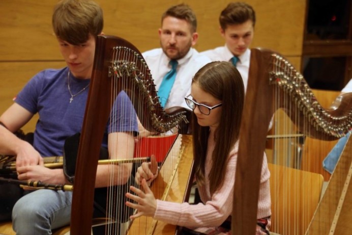 Mayor hosts traditional music celebration