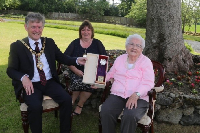 Mayor presents World War II veteran with Silver Poppy of Remembrance