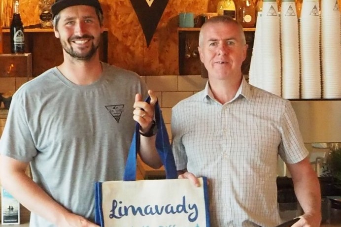 Council and coffee shop get together to encourage beach litter collections